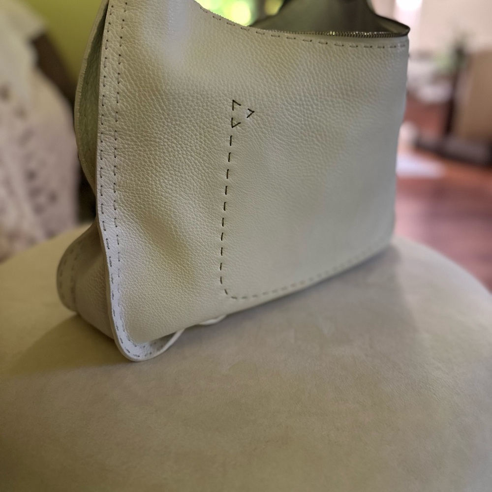 Elegant FENDI White Leather Hobo Bag - Picture 3 of 5